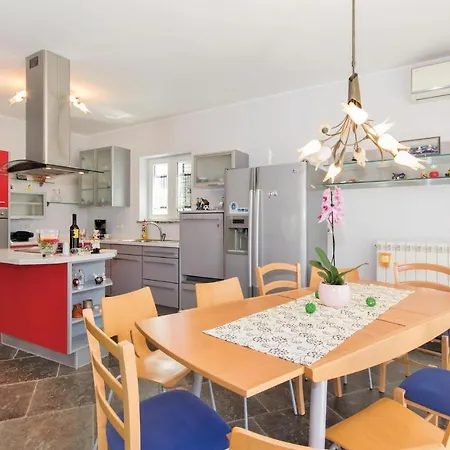 Holiday home Gorgeous In With Wifi Pula